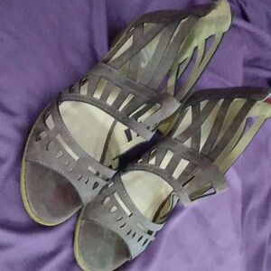 Dark pink cut out block heel sandal